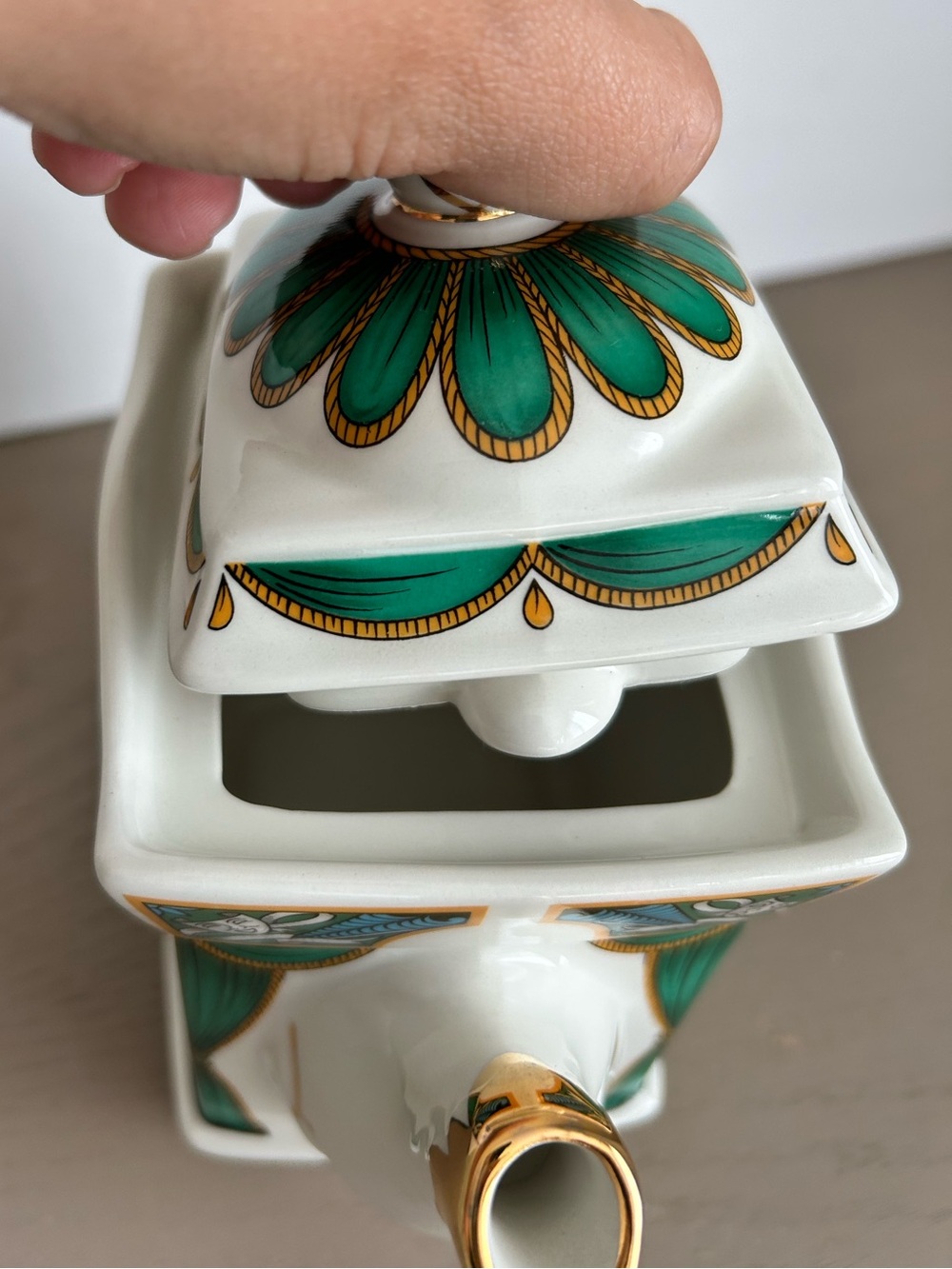 Vintage Sadler Staffordshire Teapot – ‘Hamlet’ with White and Gold Accents - Picture 12 of 12